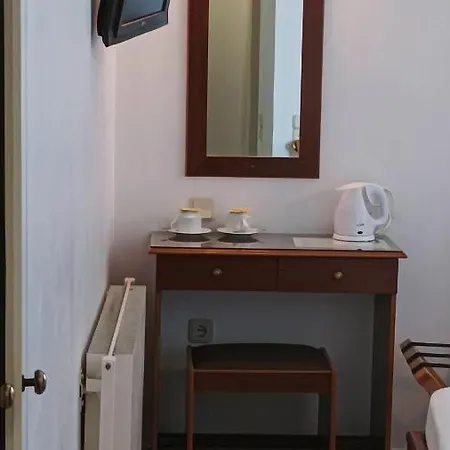 Leonidas Hotel